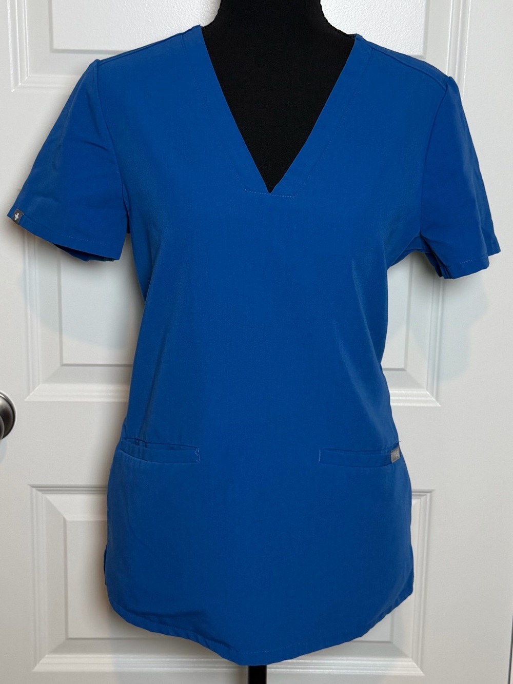 FIGS Casma Three-Pocket Scrub Top in Royal Blue XS